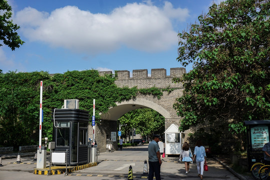 学校东门