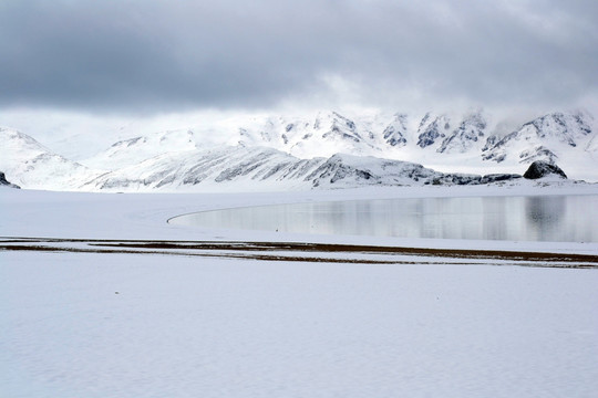 雪山湖泊