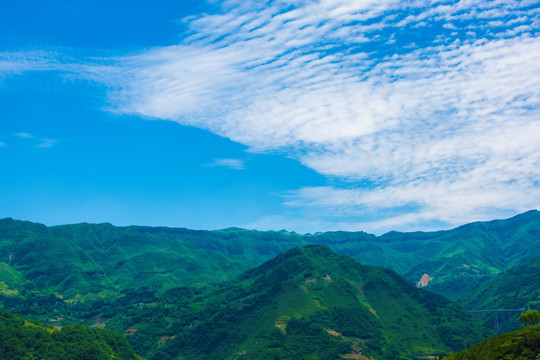 崇山峻岭