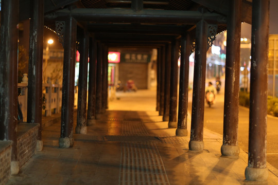 扬州路边廊桥