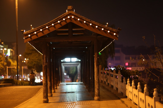 扬州路边廊桥