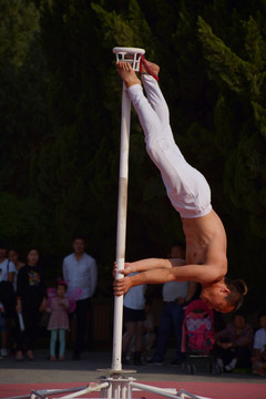 男子力量杂技