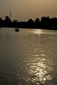 夕阳下的湖泊