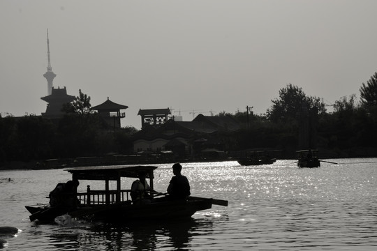 夕阳下的游船