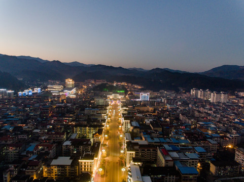 干净的大田县街道夜景航拍