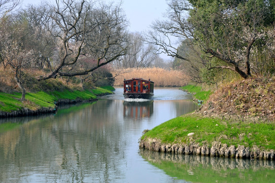 小船在河道里开行