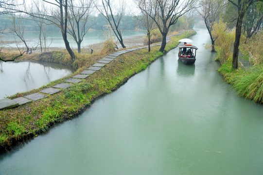 下雨时的小船与湖面