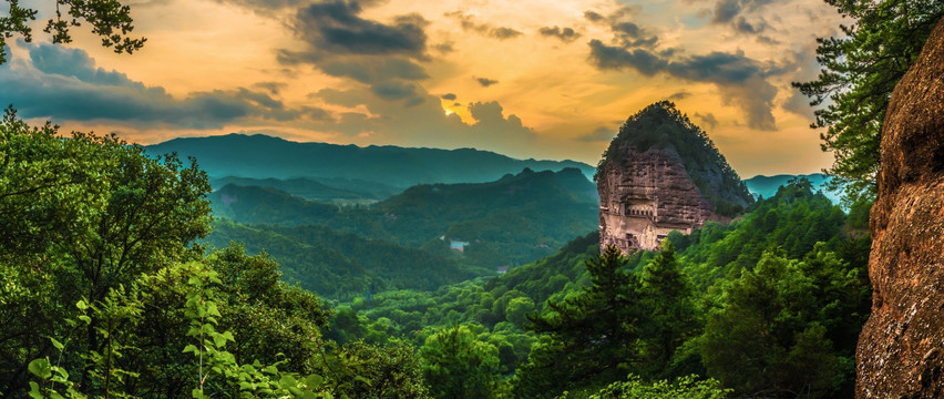 天水麦积山黄昏