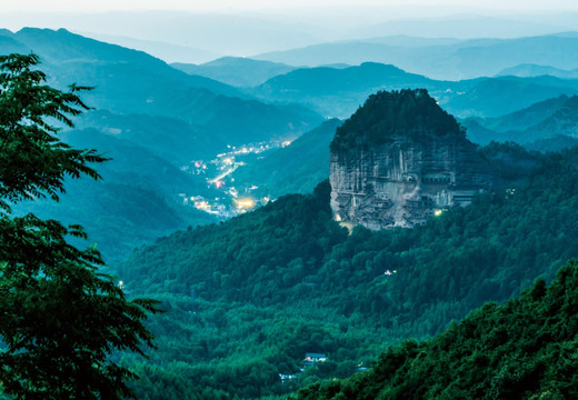 甘肃天水麦积山夜景