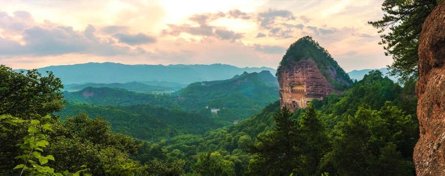 天水麦积山全景