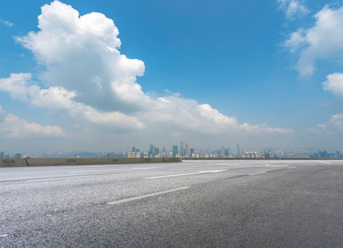 蓝天白云和道路路面