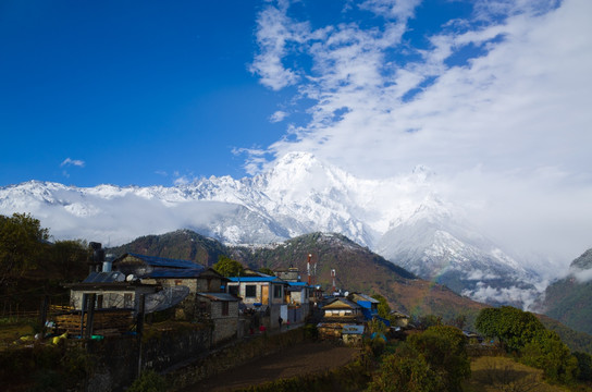 尼泊尔徒步 雪山下的村庄