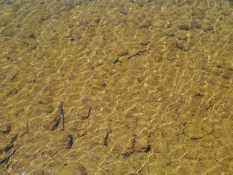 浅浅河滩上的清亮流水