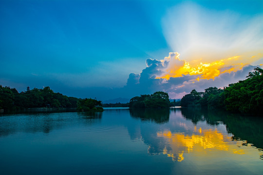 夕陽 湖泊