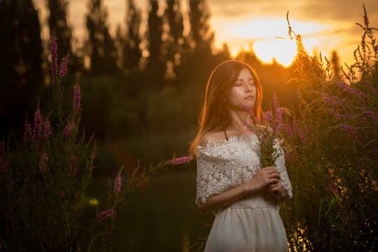 夕阳下的美女