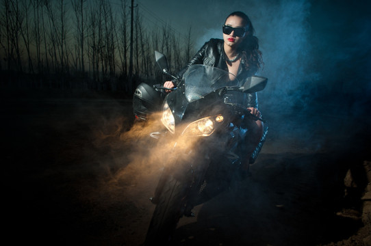 骑摩托车的酷女郎
