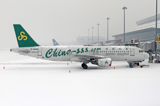 大雪中的机场和飞机