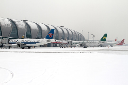 大雪中的机场和飞机