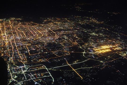 俯瞰北京城区和首都机场夜景