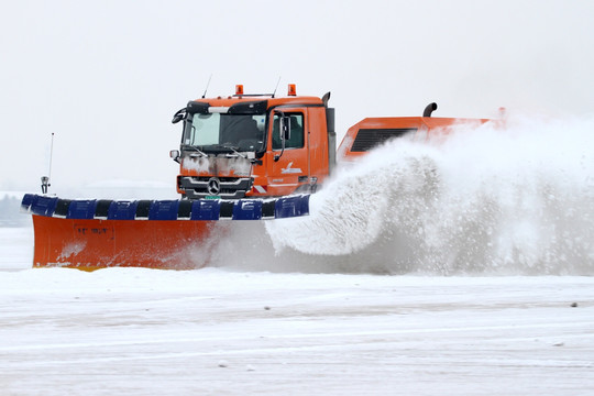 机场扫雪作业 机场除雪