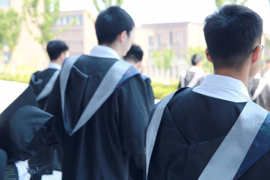 穿学士服的大学毕业生