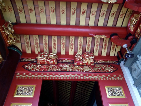 中式建筑雕梁画栋彩绘屋顶