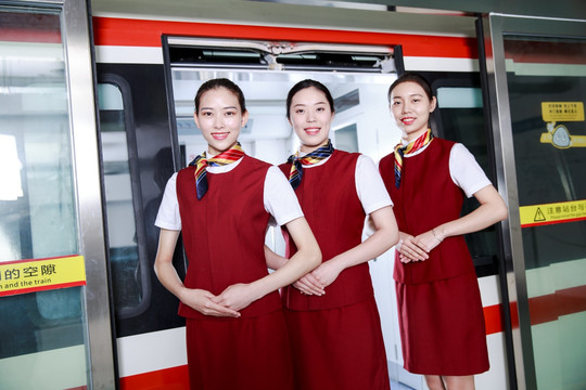 微笑著站立的女乘務員們