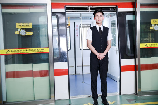 站在地鐵門口的男乘務員