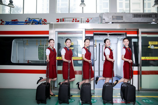 站成一排抬起腳的女乘務員們