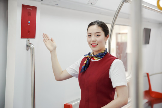 微笑的女乘務員指著緊急警報器