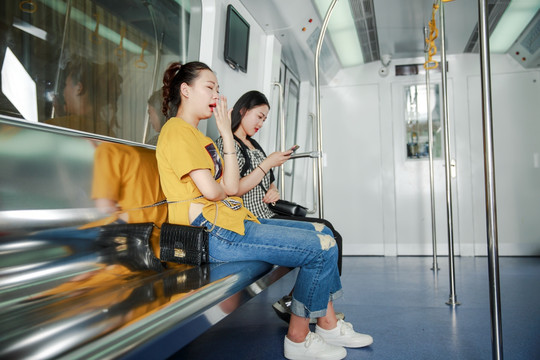 乘坐地铁的女人