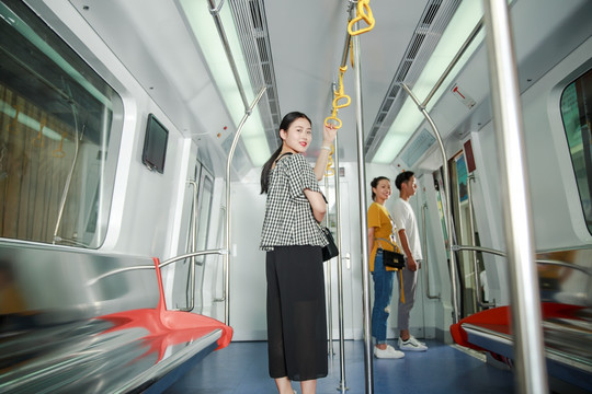 乘坐地铁看着前方的女人