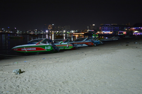 芭提雅海滩夜景