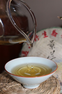 普洱茶生茶茶汤汤色 水滴