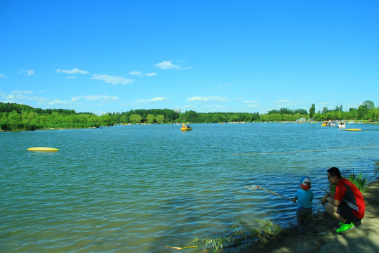 湖边钓鱼的小孩
