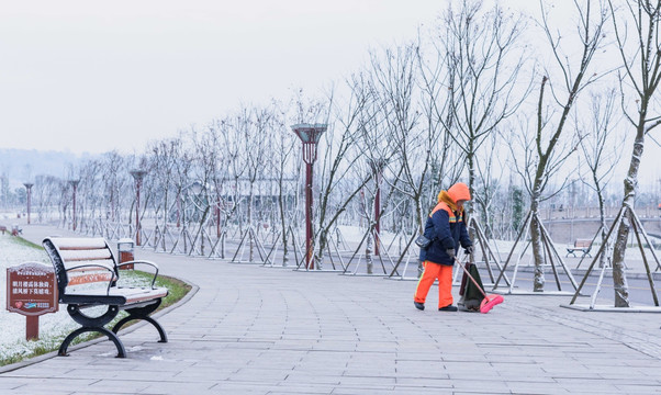 东坡湖 雪景 环卫工人扫雪