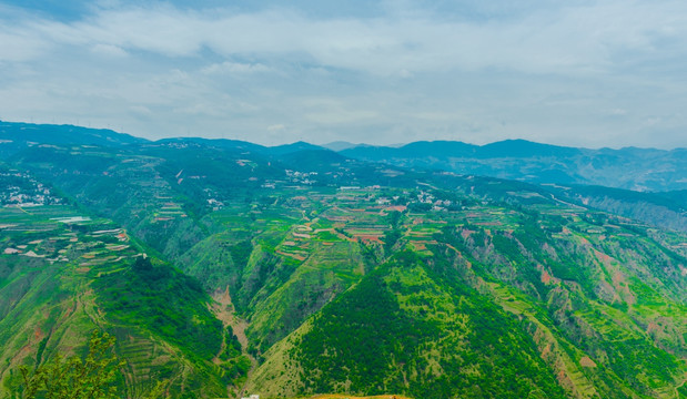 高山 村庄 红土地