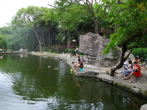 湖边垂钓