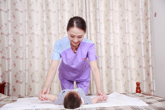 微笑着拉着孩子小手的家政女人