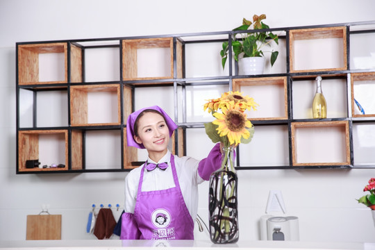 看著盆栽里的向日葵的女家政員