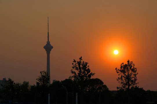 夕阳下的天津天塔