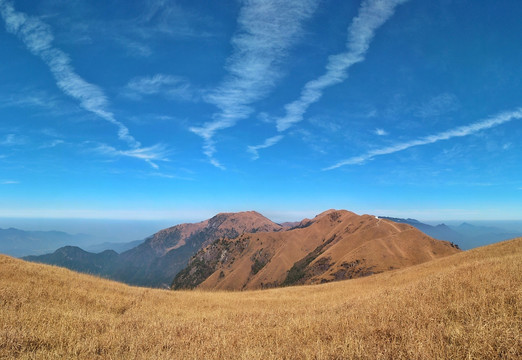 蓝天下的山