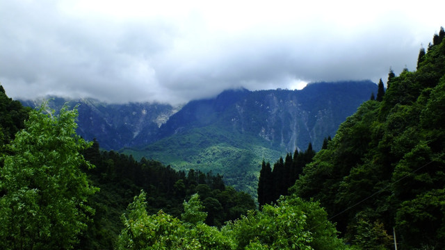 崇山峻岭