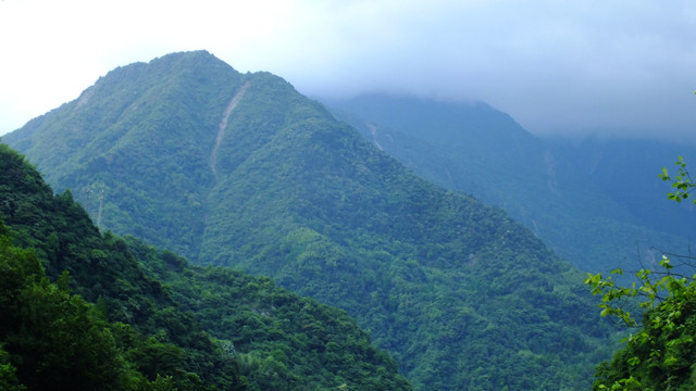 崇山峻岭