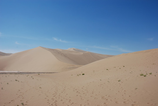 敦煌鸣沙山月牙泉风景区