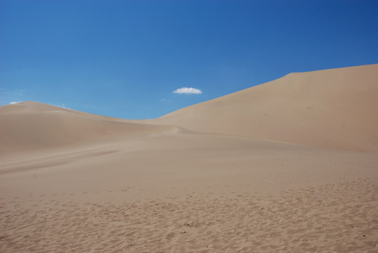 敦煌鸣沙山月牙泉风景区