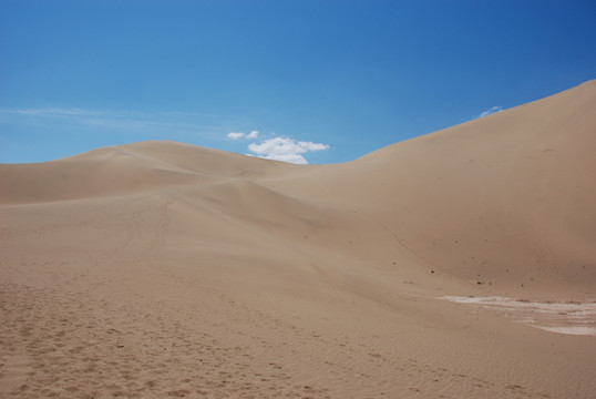 敦煌鸣沙山月牙泉风景区