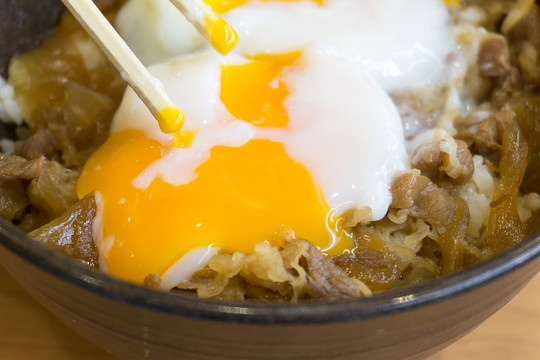 鸡蛋牛肉盖饭