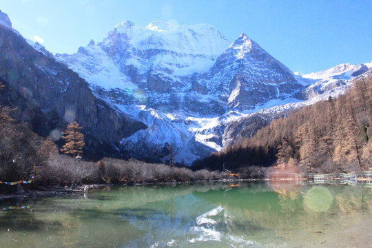 雪山湖泊