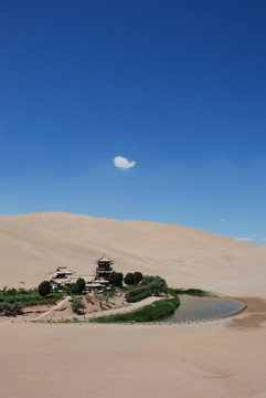 敦煌鸣沙山月牙泉风景区